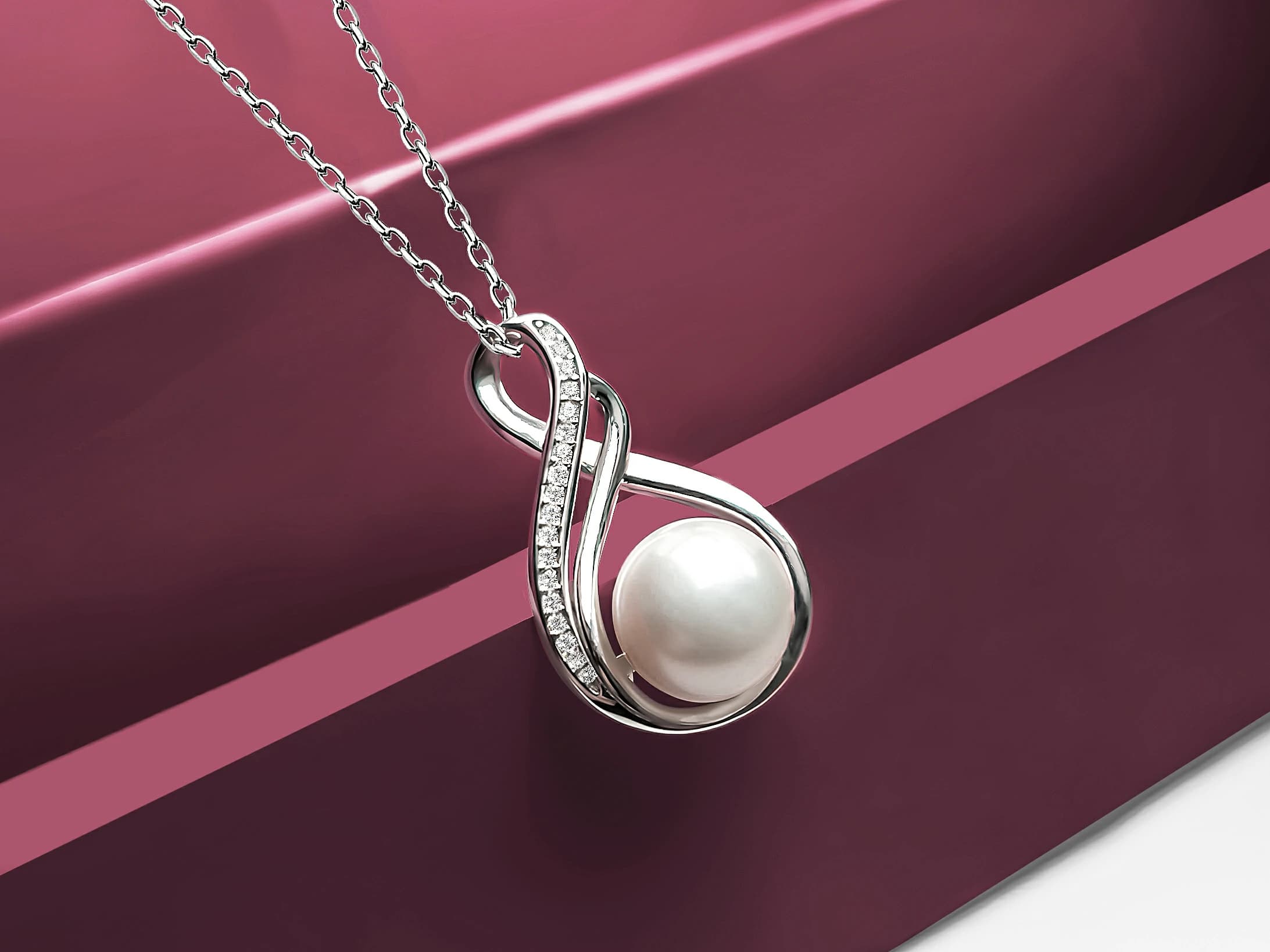 Pearlura pearl necklace craftsmanship
